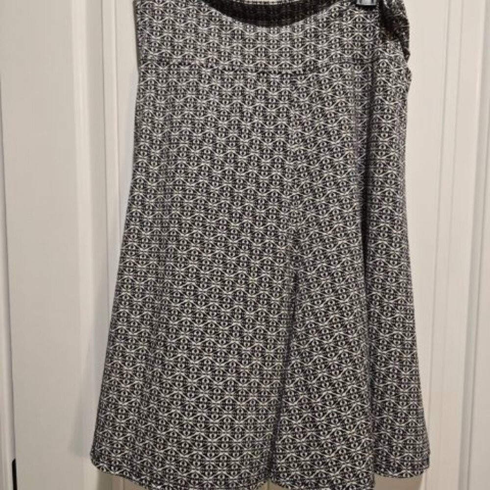 Max Studio Knee Length Skirt Size Large Black & White